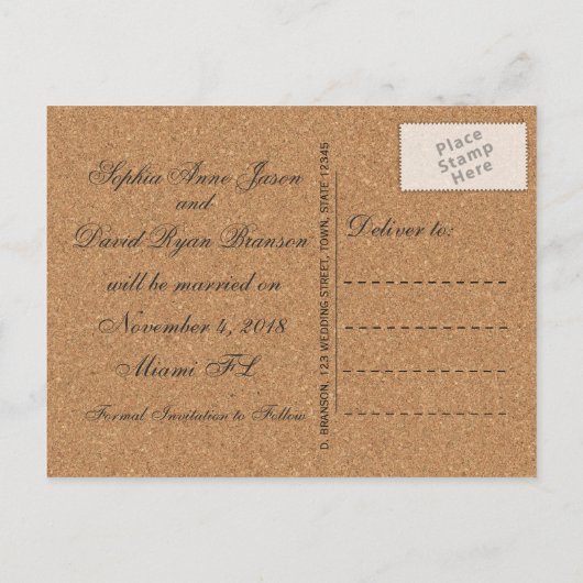 Rustikales Wine Cork Wedding Monogram SAVE THE DAT Ankündigungspostkarte (Rückseite)