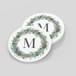 Rustikales Wintergrün Monogram, Initialzündung Runder Pappuntersetzer<br><div class="desc">Elegantes,  runder,  weißer Untersetzer-Design mit rustikalem,  elegantem,  weißem Holzkorn mit einem Kranz im Winter Aquarell-Grün umrahmt ein Familiennamen / Familiennamen Monogramm Initial. Enthält eine weiße Hintergrundfarbe.</div>