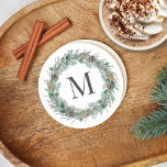 Rustikales Wintergrün Monogram, Initialzündung Runder Pappuntersetzer<br><div class="desc">Elegantes,  runder,  weißer Untersetzer-Design mit rustikalem,  elegantem,  weißem Holzkorn mit einem Kranz im Winter Aquarell-Grün umrahmt ein Familiennamen / Familiennamen Monogramm Initial. Enthält eine weiße Hintergrundfarbe.</div>