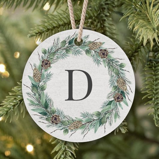 Rustikales Wintergrün Monogram Wreath White Wood Ornament