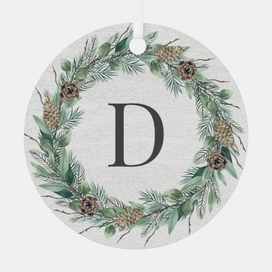 Rustikales Wintergrün Monogram Wreath White Wood Ornament Aus Metall (Vorderseite)