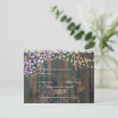 Rustikales Wisteria Wood Lights Wedding RSVP Postkarte (Stehend Vorderseite)