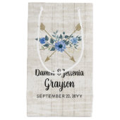 Rustikales Wood Boho Arrows & Blue Floral Wedding Kleine Geschenktüte (Vorderseite)