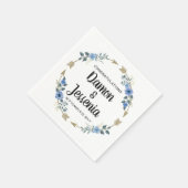 Rustikales Wood Boho Arrows & Blue Floral Wedding Serviette (Ecke)