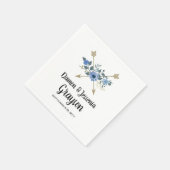 Rustikales Wood Boho Arrows & Blue Floral Wedding Serviette (Ecke)