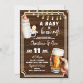 Rustikales Wood ein Baby sitzt mit Babydusche Einladung (Vorderseite)