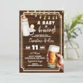 Rustikales Wood ein Baby sitzt mit Babydusche Einladung (Stehend Vorderseite)