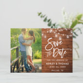 Rustikales Wood Jar Lights Pinselskript-Foto Save The Date (Stehend Vorderseite)