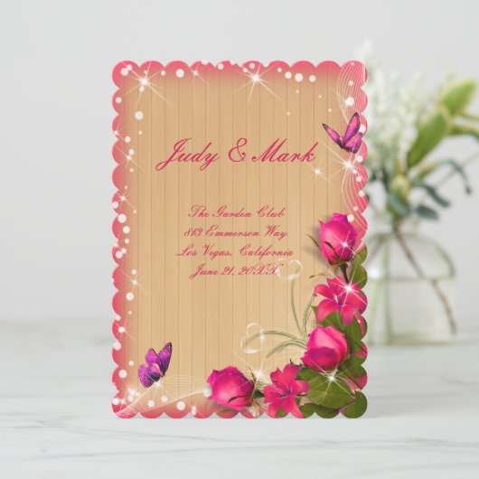 Rustikales Wood Pink Blumenschmetterling Hochzeitm Einladung (Stehend Vorderseite)