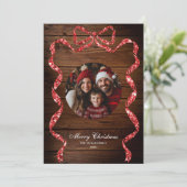 Rustikales Wood Red Ribbon Foto Frohe Weihnachten Einladung (Stehend Vorderseite)