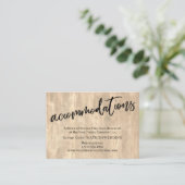 Rustikales Wood und Lässiges Skript Hochzeitsunter Begleitkarte (Stehend Vorderseite)