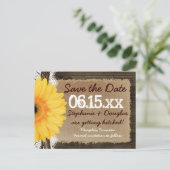 Rustikales Wood Yellow Daisy Save the Date Postkar Ankündigungspostkarte (Stehend Vorderseite)
