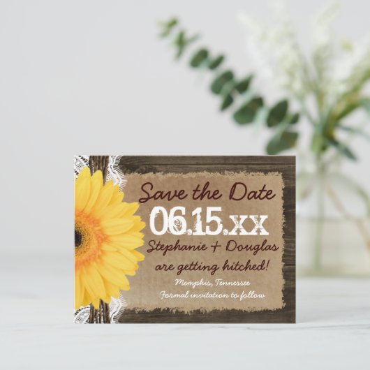 Rustikales Wood Yellow Daisy Save the Date Postkar Ankündigungspostkarte (Stehend Vorderseite)