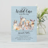 Rustikales Woodland Friends Wild One Baby Shower Einladung (Stehend Vorderseite)