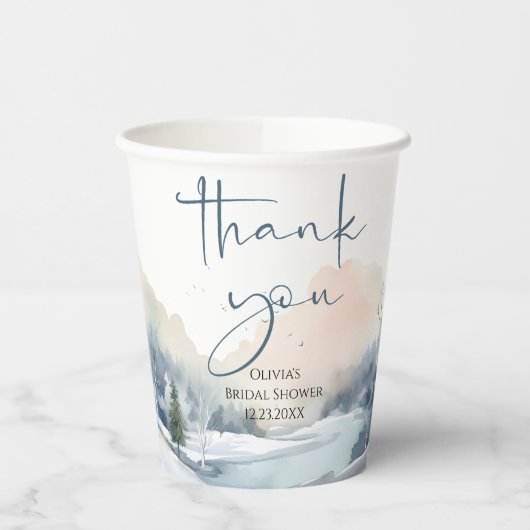 Rustikales Woodland Winterwald Brautparty Pappbecher (Links)