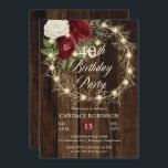 Rustikales Woodsy Lighted Wreath 40. Geburtstags-P Einladung<br><div class="desc">Landschaftlicher Chic,  beleuchtete Imitat,  blumengeschmückter Zweigkranz mit einem reichen,  cremefarbenen und dunkelroten,  bordeauxfarbenen,  luxuriösen Blumendesign "40. Geburtstag Party" auf einem dunklen Imitat-Hintergrund. Dieses rustikale Holz Composite-Design von Holiday Hearts Designs (Rechte vorbehalten).</div>