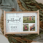 Rustikales Zitat Familienname Monogram 3 Foto Serviertablett<br><div class="desc">Rustikales Foto Collage Serviertablett. Mit einem ersten Monogramm, umgeben von Zweigen, mit einem Nachnamen und etablierten Datum, und einem schönen Zitat. Enthält einen weichen, blauen Holzboden. Zeigen Sie Ihre Fotos oder mehrere Generationen von Fotos an. Diese Trays sind das perfekte Geschenk für Mama, Oma oder jeden Empfänger. Fügen Sie diesem...</div>