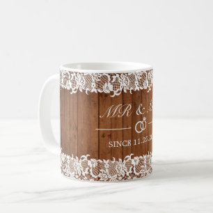 Rustikalisches Holz & Weißer Spitzen-Jahrestag für Kaffeetasse