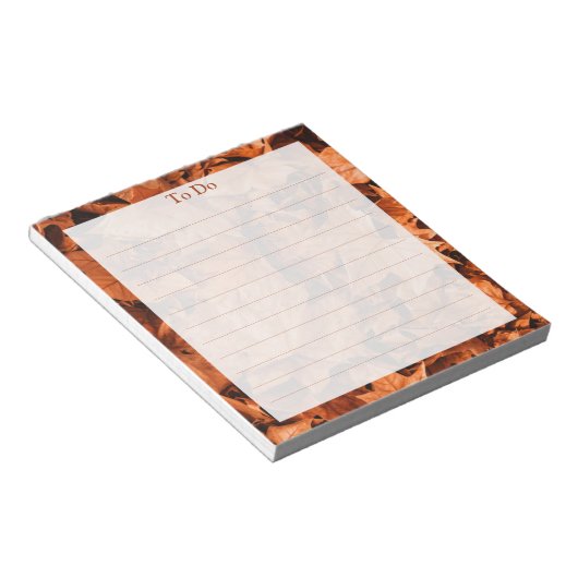 Rustische Herbstlaub, die auf Notepad fixiert sind Notizblock (angewinkelt)