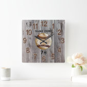 Rustische Imitate Holz Personalisierte Baseball Uh Quadratische Wanduhr (Zuhause)