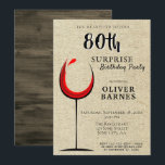 Rustische Rote Weinüberraschung 80. Geburtstagspar Einladung<br><div class="desc">Rustikale Rotweine Überraschung 80. Geburtstagsparty Einladung. Klassische Geburtstagseinladung mit rustikal beigefarbener Textur und abstraktem Glas mit Rotwein. Die Rückseite ist eine Holzstruktur. Der Text ist in einem trendigen Skript und ist leicht anpassbar - personalisieren Sie ihn mit Ihrem Namen, Alter, Datum, Ort und UAWG. Sie können den gesamten Text auf...</div>