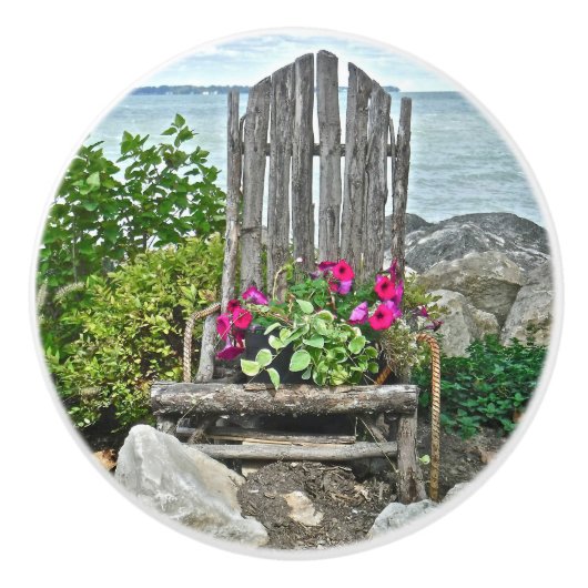 RUSTISCHER HOLZSLACHHAUS MIT PETUNIAS KERAMIKKNAUF (Vorderseite)