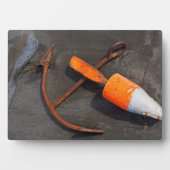 Rusty Anchor and Buoy am Strand Fotoplatte (Vorderseite)