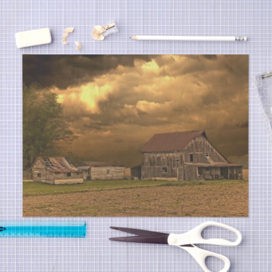 Rusty Barn under Stormy Skies Seidenpapier (Handwerk)