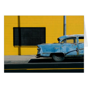 Rusty Blue Car und Yellow Wall
