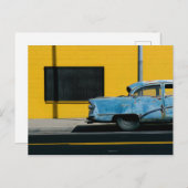 Rusty Blue Car und Yellow Wall Postkarte (Vorne/Hinten)