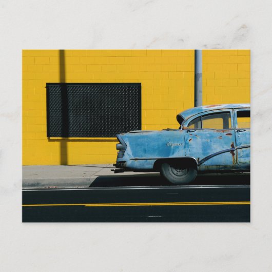 Rusty Blue Car und Yellow Wall Postkarte (Vorderseite)