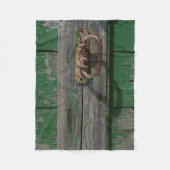 Rusty Door Handle an der grünen Tür Fleecedecke (Vorderseite)