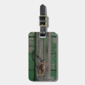 Rusty Door Handle an der grünen Tür Gepäckanhänger (Vorderseite vertikal)