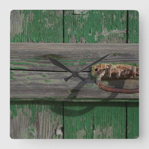 Rusty Door Handle an der grünen Tür Quadratische Wanduhr