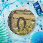 Rusty Horseshoe on Barbed Wire Fence Pappteller (Party)