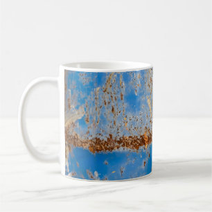 Rusty Metallstruktur, blau gekratzte Dekoration. Kaffeetasse