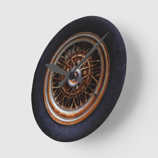 Rusty Roadmaster Tire Runde Wanduhr (Winkel)