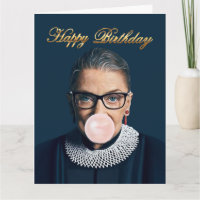 Ruth Bader Ginsburg bläst rosa Kaugummi