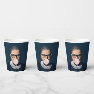 Ruth Bader Ginsburg bläst rosa Kaugummi Pappbecher