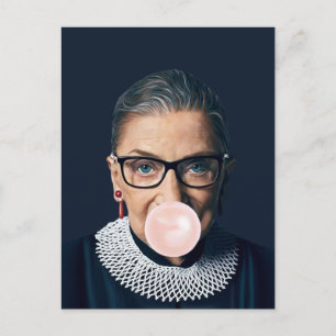 Ruth Bader Ginsburg bläst rosa Kaugummi    Postkarte