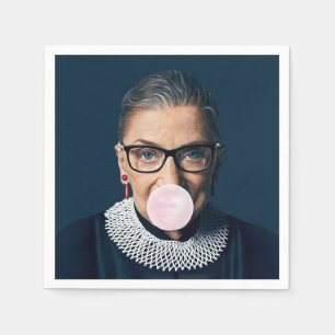 Ruth Bader Ginsburg bläst rosa Kaugummi Serviette