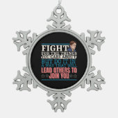 Ruth Bader Ginsburg führt andere an Schneeflocken Zinn-Ornament (Vorderseite)