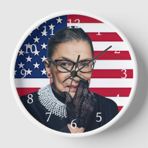 Ruth Bader Ginsburg mit amerikanischer Flagge Uhr