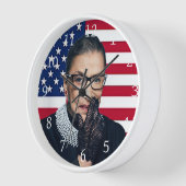 Ruth Bader Ginsburg mit amerikanischer Flagge Uhr (Winkel)