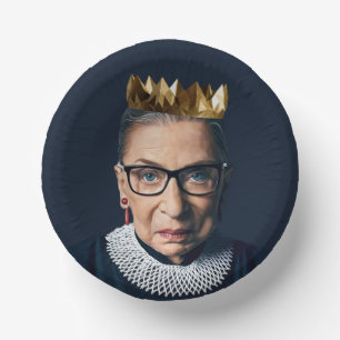 Ruth Bader Ginsburg mit goldener Krone Pappteller