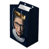 Ruth Bader Ginsburg mit Goldkrone Mittlere Geschenktüte (Rückseite Schrägansicht)