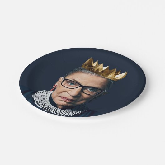 Ruth Bader Ginsburg mit Goldkrone Pappteller (Schrägansicht)