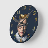 Ruth Bader Ginsburg mit Goldkrone Runde Wanduhr (Winkel)