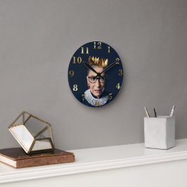 Ruth Bader Ginsburg mit Goldkrone Runde Wanduhr