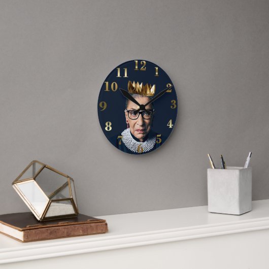Ruth Bader Ginsburg mit Goldkrone Runde Wanduhr (Büro)